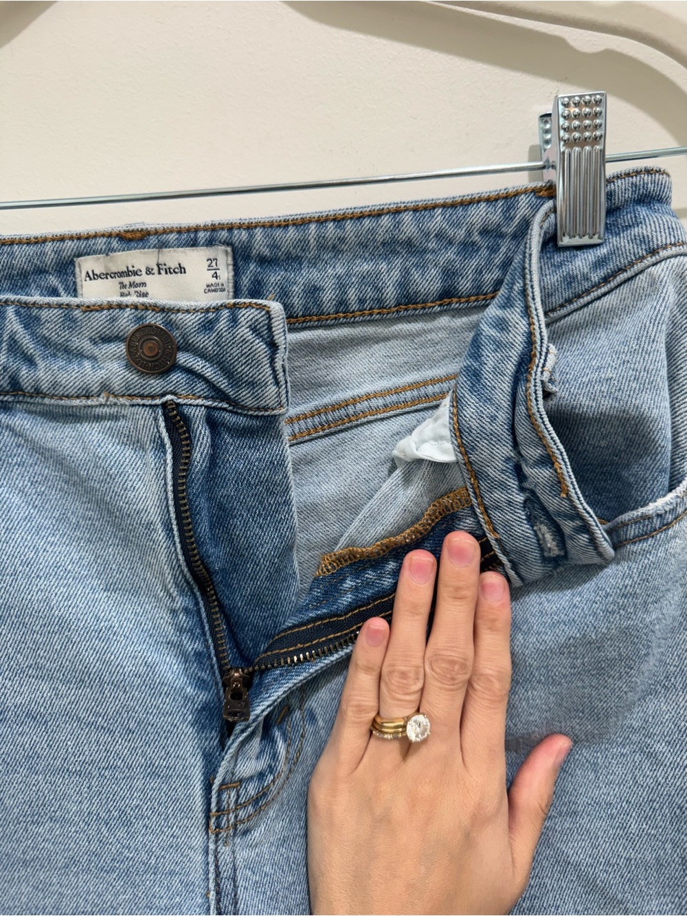Abercrombie & Fitch Curve Love Mom High Rise Crop Jeans Light Wash 27/4 Short - Picture 4 of 8